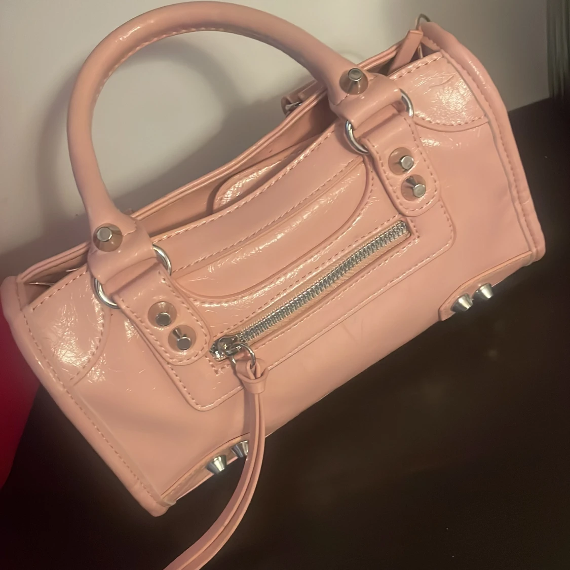 Ljusrosa handväska med silverdetaljer