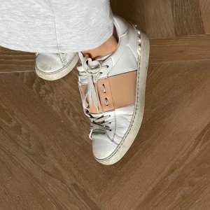 Valentino sneakers  - Säljer mina valentino sneakers! De är väl använda men fortfarande fina🤗 skicket ser ni på bilderna! Hör av er vid frågor, har boxen till skorna✨ skriv så skickar jag på dem nytvättade! Pris kan diskuteras vid snabb affär!