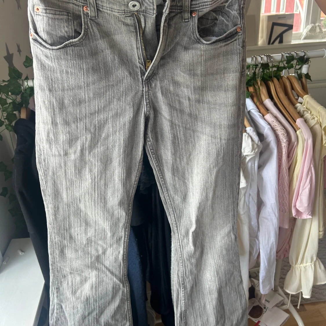 Grå jeans med rosett-detalj bak