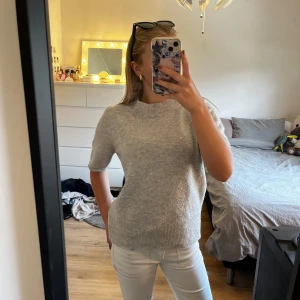 Ljusgrå stickad tröja från J'aime - Supermjuk ljusgrå stickad tröja från Missäy med korta ärmar. Perfekt till både jeans och kjol för en chill look. Enkel och clean design som funkar året runt, speciellt nu till hösten. Köptes från början för 400kr i storlek xs/s💕