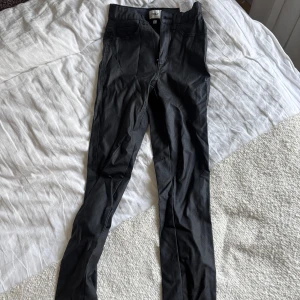 Svarta skinnbyxor från ONLY, S/36 - Svarta helt oanvända skinnbyxor från ONLY i storlek S/36. Tight passform och mjukt material som sitter skönt