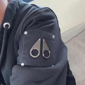 Svart Moose Knuckles jacka XS - Säljer en svart jacka från Moose Knuckles i storlek XS Passar också s. Köpte den helt ny från nk har kvitto och påse till den skriv för fler bilder och frågor ny pris 4700