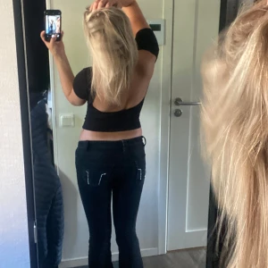 Öppen rygg t-shirt  - Snygg T-shirt med öppen rygg som sitter tajt 💕 Aldrig använd köpt för 229kr