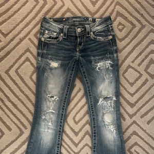 Miss Me bootcut jeans blå (NYA) - Jätte söta statement jeans! Helt nya för 1400kr från Mall Of Scandinavia vintage jeans butik. De var för små på mig, tog av lapparna fast är fortfarande aldrig använda! Kan ändra pris! ❤️❤️❤️