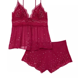 Victoria Secret pyjamas  - Supersöt vinröd pyjamas från Victoria secret. Köpt från deras hemsida men den finns inte kvar längre. Originalpriset var 1200kr. Shortsen och tröjan säljs ihop. Endast använt en gång.
