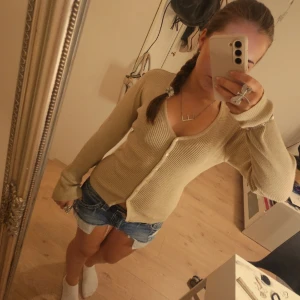 beige Vila kofta - Beige ribbstickad kofta från Vila! 💘                – strl XS (passar även S) Superfin och mjuk cardigan i beige. Figurnära modell med V-ringning och dekorativa pärlknappar framtill. Perfekt till hösten! 