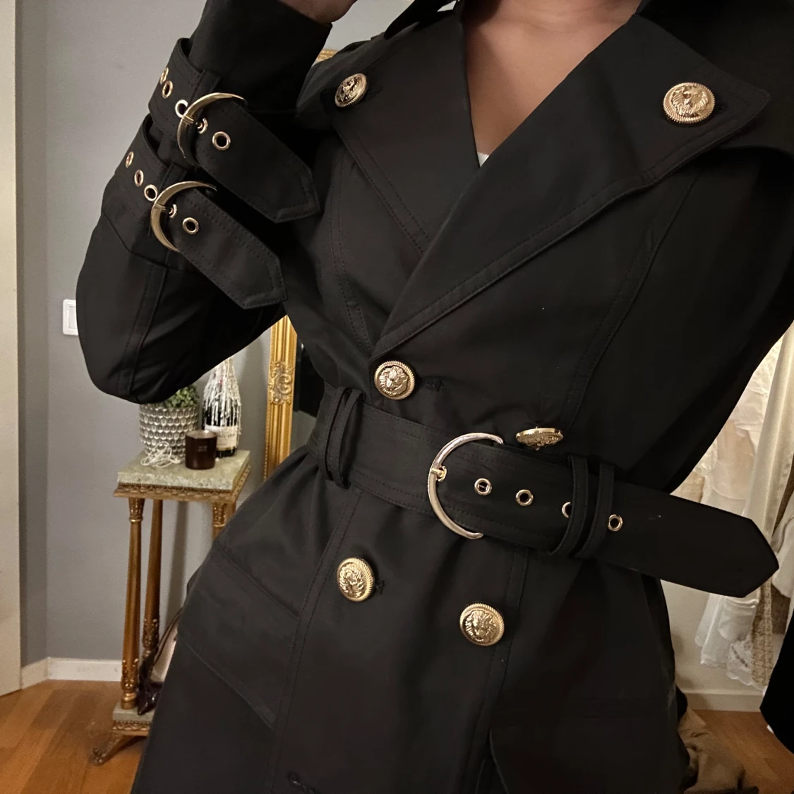 Svart trenchcoat med guldknappar  - 2