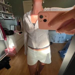 Stickad fleece - Mjuk stickad fleece med luva. Den har en avslappnad passform.  Materialet känns mjukt och bekvämt mot huden. 