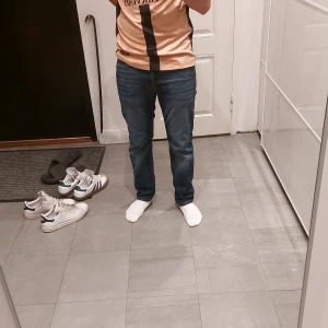 Mörkblå jeans straight fit - Säljer ett par mörkblå jeans med klassisk straight fit. Jeansen har normal passform och är tillverkade i ett slitstarkt denimtyg. Perfekta för dig som gillar en enkel och tidlös stil. Från jack jones. Går att diskutera pris. Använda 3 gånger.