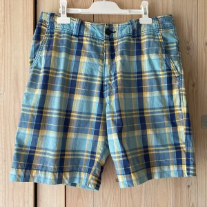 H&M shorts S30 - Oanvända herrshorts med somrig look. 100% bomull, tvätt 60 grader enligt etikett. Två extra knappar på etiketten. Upphämtning i Stockholm fungerar.