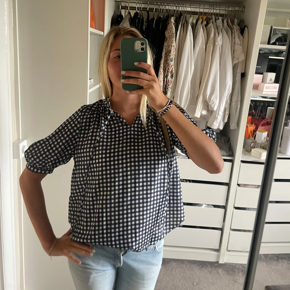 Blåvit rutig blus med puffärm - 1