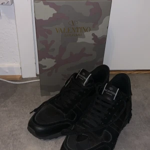 Valentino rockrunners  - Säljer mina rockrunners då jag inte använder dom längre dom är använda ett litet tag men är fortfarande i fint skick vid minsta lilla fundering är det bara att höra av sig 