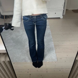 Mörkblå bootcut jeans med vita sömmar - Säljer min snygga mörkblå jeans, från gina tricot i storlek 158, inga defekter💕