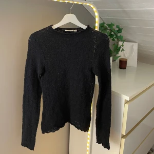 Svart spetströja från Kappahl XS - Supersnygg svart tröja från Kappahl i storlek XS. Tröjan är helspetsad med lång ärm och rund halsringning. Sitter tajt och blir superfin med sitt spetsmönster. 
