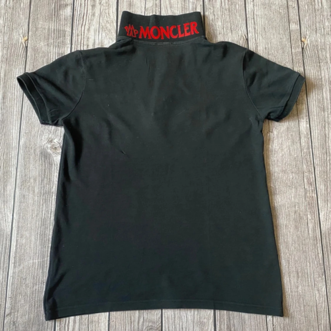 Svart pikétröja Moncler med röd detalj - 2
