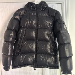 Moncler ecrins giubutto jacka  - Säljer denna snygga moncler encrins giubutto jackan i storlek 1/small. Jackan är i inprincip nyskick 9/10, har tagit väl hand om den. Haft den i ungefär 3 år och köpte den hos en Moncler återförsäljare. Såklart är jackan 100% äkta. Nyrpris ungefär 17,000kr mitt pris 8000kr. Pris är alltid förhandligsbart. Vid andra frågor eller funderingar tveka ej på att skriva!