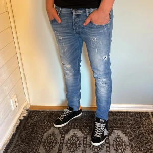 Replay Ronas jeans  - Replay Jeans med slitningar | skick 9/10 | Storlek 30/32 | Pris - 599kr | Modellen är ca 178cm lång | Hör av dig vid minsta fråga eller fundering!!