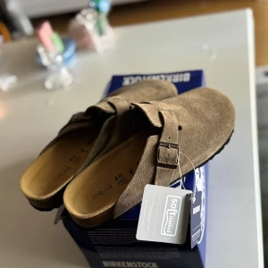 Birkenstock Boston stl 40 - Säljer dessa Birkenstock Boston i stl 40 åt min pojkvän pga för små. Aldrig använda, bara testade. Modell: Narrow, smala Nypris 1800