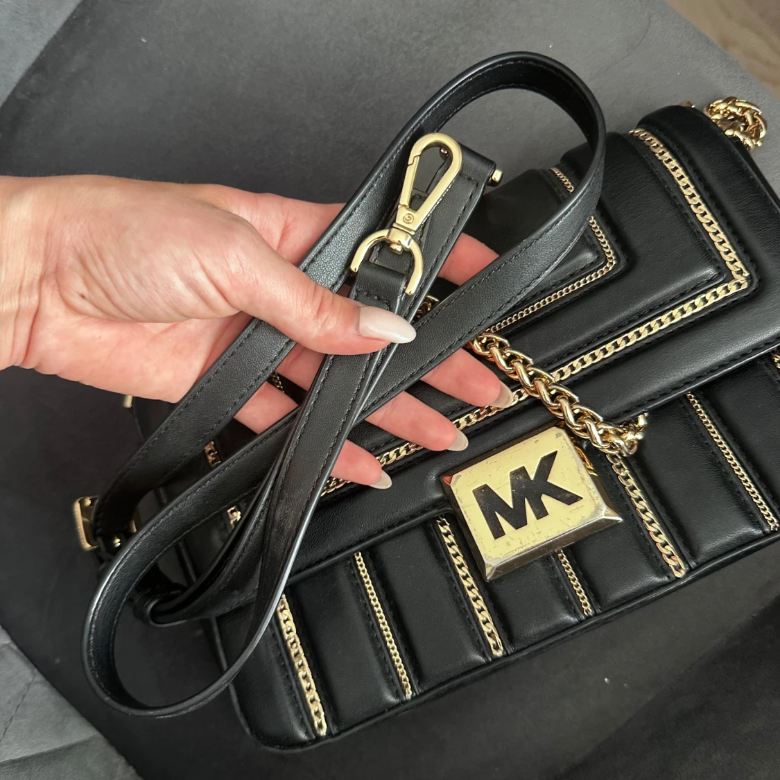 Svart Michael Kors axelväska i skinn - 3