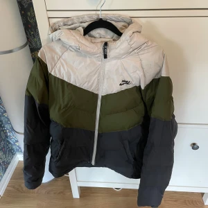 Nike dunjacka - Riktigt snygg Nike dunjacka med storlek 158-170 cm. Den är i mycket bra skick förutom att nikeloggan har nötts bort lite. Hör av er vid frågor.