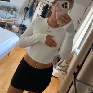 Vit långärmad topp med öppen rygg - Super söt öppen rygg! Säljer då den är för liten för mig. Lite knottrig vilket man ser på sista bilden, men inget man tänker på. Kolla gärna in min profil för bundle-rabatter!💕💕