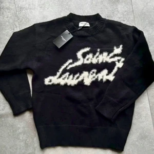 Saint Laurent Sweater - Stilren och fräsch sweater, priset går att diskuteras.