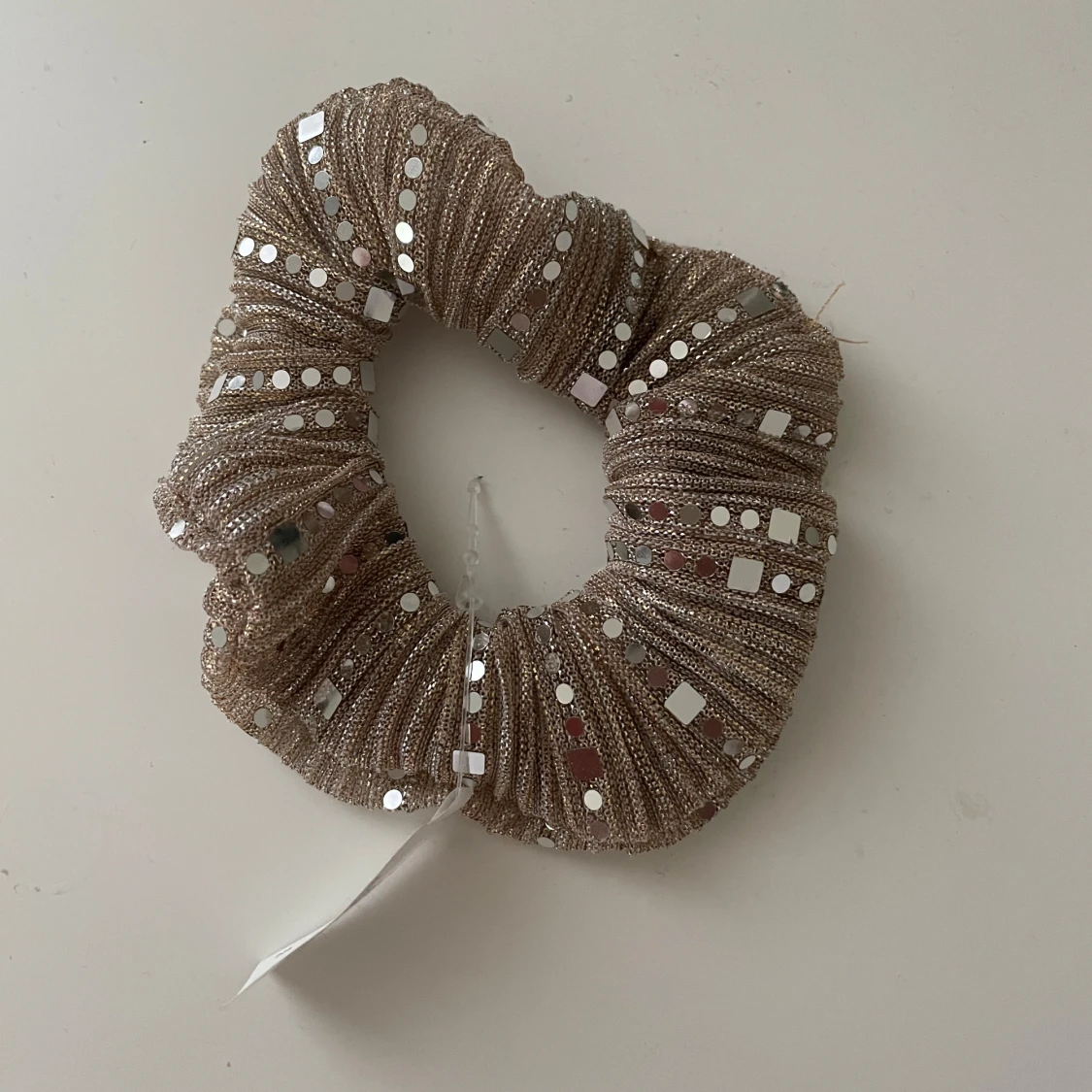 Glittrig beige scrunchie från Glitter