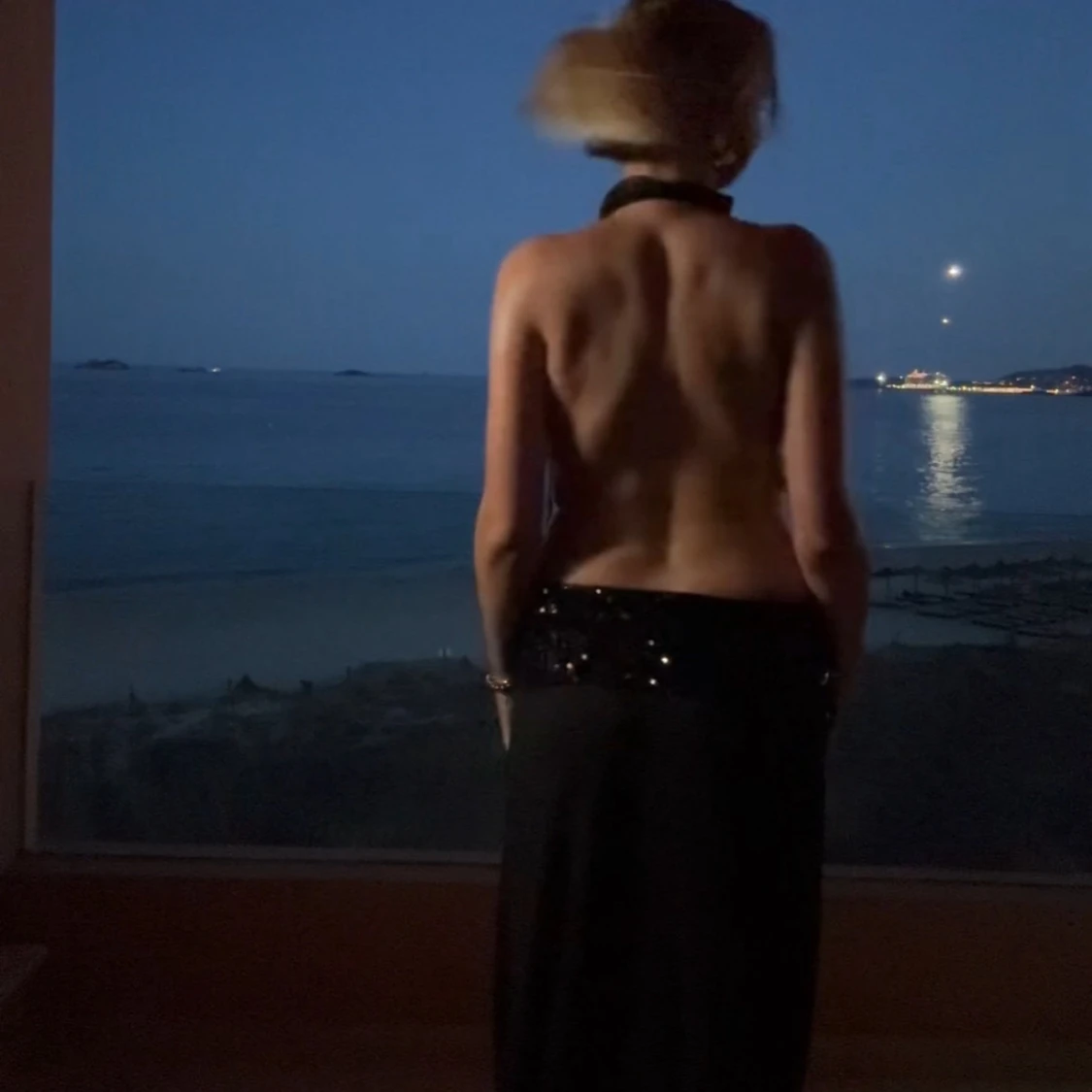 Svart långklänning med paljettdetalj - 3