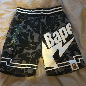 Bape camo shorts  - Bra skick. Pris kan sänkas vid snabb affär. Fler bilder kan fås och svarar gärna på frågor!