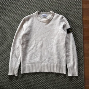 Stone island sweatshirt  - Stickad vit stone island sweatshirt i riktig bra skick ! Gammal model med finns mycket kvar o ge, st L men passar S 