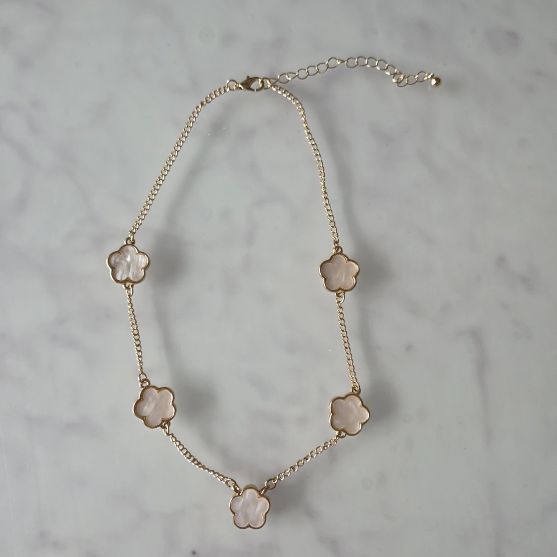 Halsband med vita blommor - 2