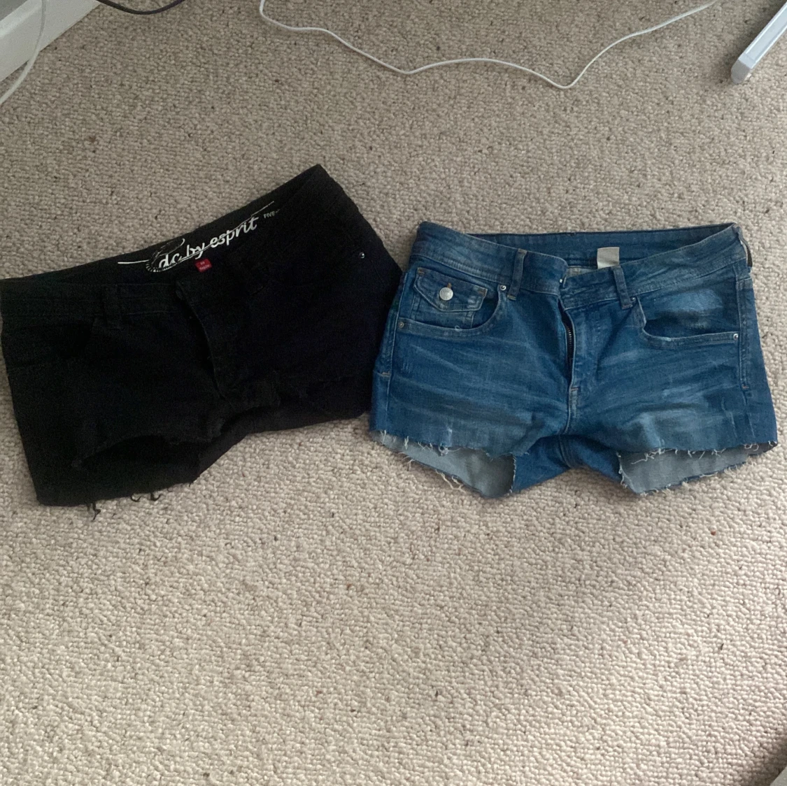 Två par jeansshorts, svart & blå lågmidjade