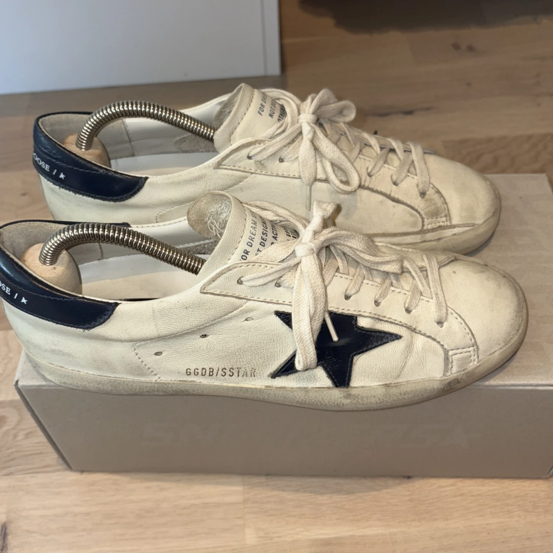 Golden Goose vita sneakers med mörkblå stjärna - 2