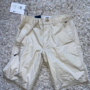Beige shorts från Only & Sons - Snygga beige shorts från Only & Sons med rak passform och midwaist i storlek S! Helt oanvända med prislappen kvar, nypris 700kr.  Säljer även ett par exakt likadana i svart 🌸