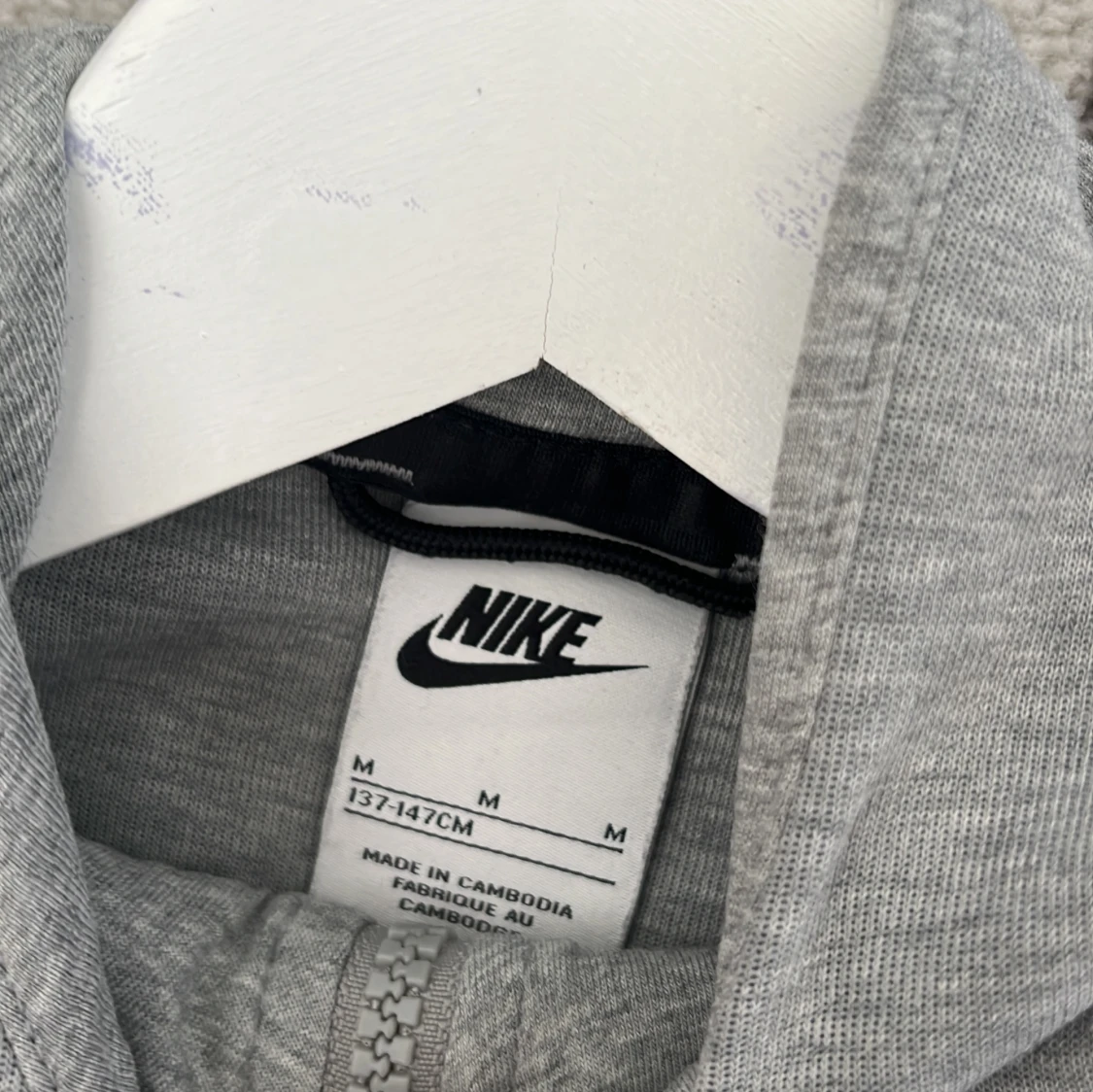 Grå zip-hoodie från Nike med svarta detaljer - 1