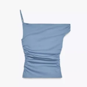 Blå one shoulder topp - SÖKER! Jag söker nu denna blåa offshoulder tröjan från Zara. Storlek: XS/S Hör av er om ni säljer!💕