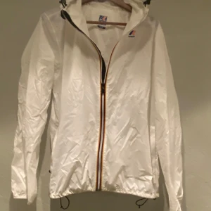 K-Way Windbreaker - Säljer denna K-Way regnjacka/windbreaker nu då jag akut måste bli av med den, nypriset ligger runt 900-1500kr och denna är i princip helt ny.🆕🎉 Den är i storlek Medium men går att justera längts ner på jacka, den går även att vika ihop till en väska. Om ni har några frågor hör av er!😁🙌