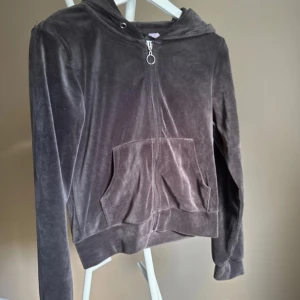 Brun velourhoodie från Gina Tricot - ❤️bilder från min Vinted ❤️Mysig brun hoodie i mjuk velour från Gina Tricot. Tröjan har dragkedja framtill, huva och stora fickor. Perfekt för chill dagar och snygg att matcha med jeans eller mjukisbyxor. Långärmad och med en klassisk passform.