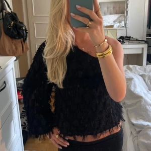 Svart oneshoulder topp med fransar - Så snygg topp, passar super till fest eller utgång!😍😍