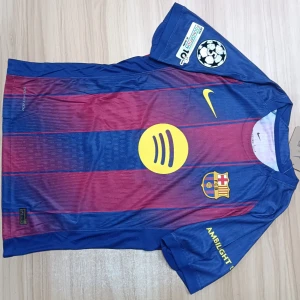 FC Barcelona Lamine Yamal tröja Nike - Snygg FC Barcelona matchtröja med Lamine Yamal och nummer 10 på ryggen. Tröjan är kortärmad, har klassiska blå och röda ränder, gula detaljer och klubbmärke på bröstet. Tillverkad i lätt och ventilerande material, perfekt för fotbollsälskare.