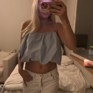 Blå topp/bluss - Superfin blus/topp från H&m, aldrig använd. Storlek XL men passar mig med S, köpte XL då jag inte ville ha den så kort