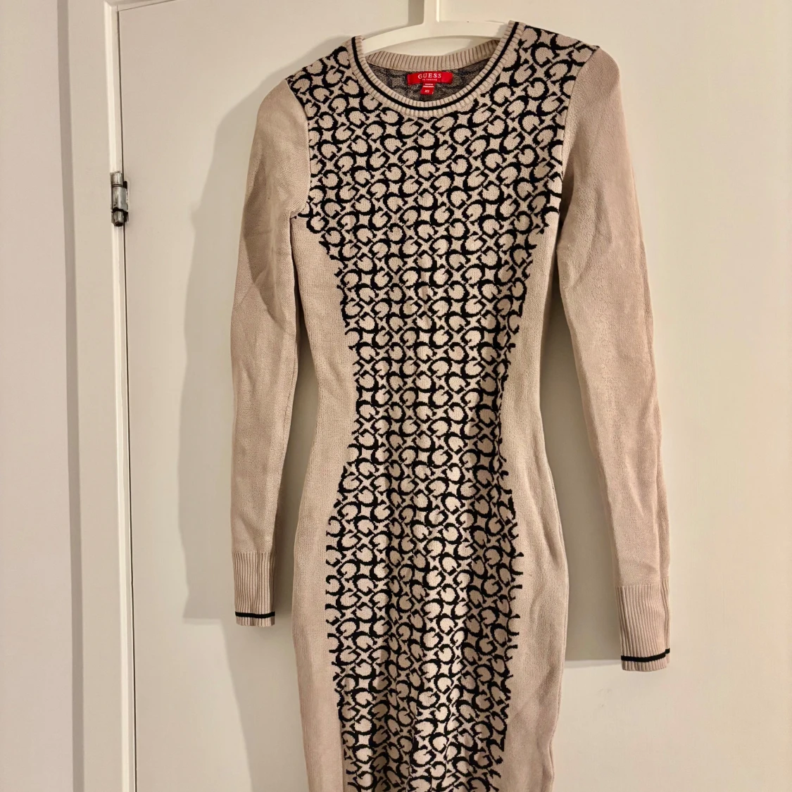 Beige och svart stickad klänning Guess XS