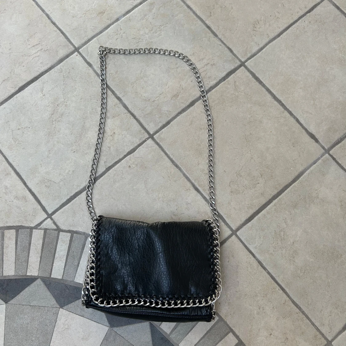Svart axelväska med kedja från Tiamo