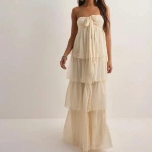”Dreamy frill dress” från nelly - Helt ny men prislapp kvar! Jätte fin klänning! Blandning av vit och ljus gul färg!