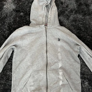 Grå hoodie från U.S. Polo Assn. - Snygg grå hoodie från U.S. Polo Assn i mycket bra skick.