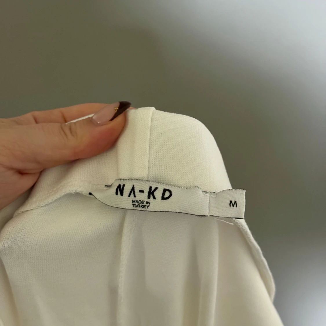 Vit axelbandslös långklänning NA-KD - 2