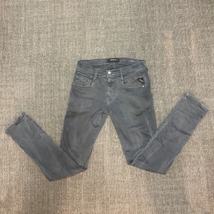 Replay anbass - Tja, säljer nu dessa snygga replay anbass jeans (hyperflex) i storleken W28 L32, dessa jeans är väldigt snygga och sitter väldigt bra på någon som är runt 180cm. Jeansen har inga defekter eller liknande. Priset kan självklart diskuteras. 🧛🏻‍♂️✅