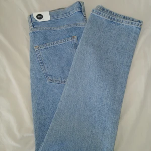 Taktil ljusblå straight jeans 30/32 - Ljusblå jeans från Taktil i modellen T Herman Straight Light Stone. Klassisk rak passform med normalhög midja och femficksdesign. Tillverkade i slitstarkt jeanstyg, perfekta för en clean och tidlös look. Prislapp kvar.