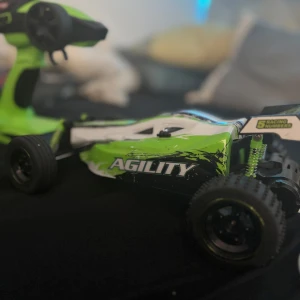 Säljer en agility rc bil - Säljer en agility rc bil max 20km/h använd 1 gång  aldrig provat använda ute går på AA batterier, pris kan diskuteras hör av er om ni är intresserade.
