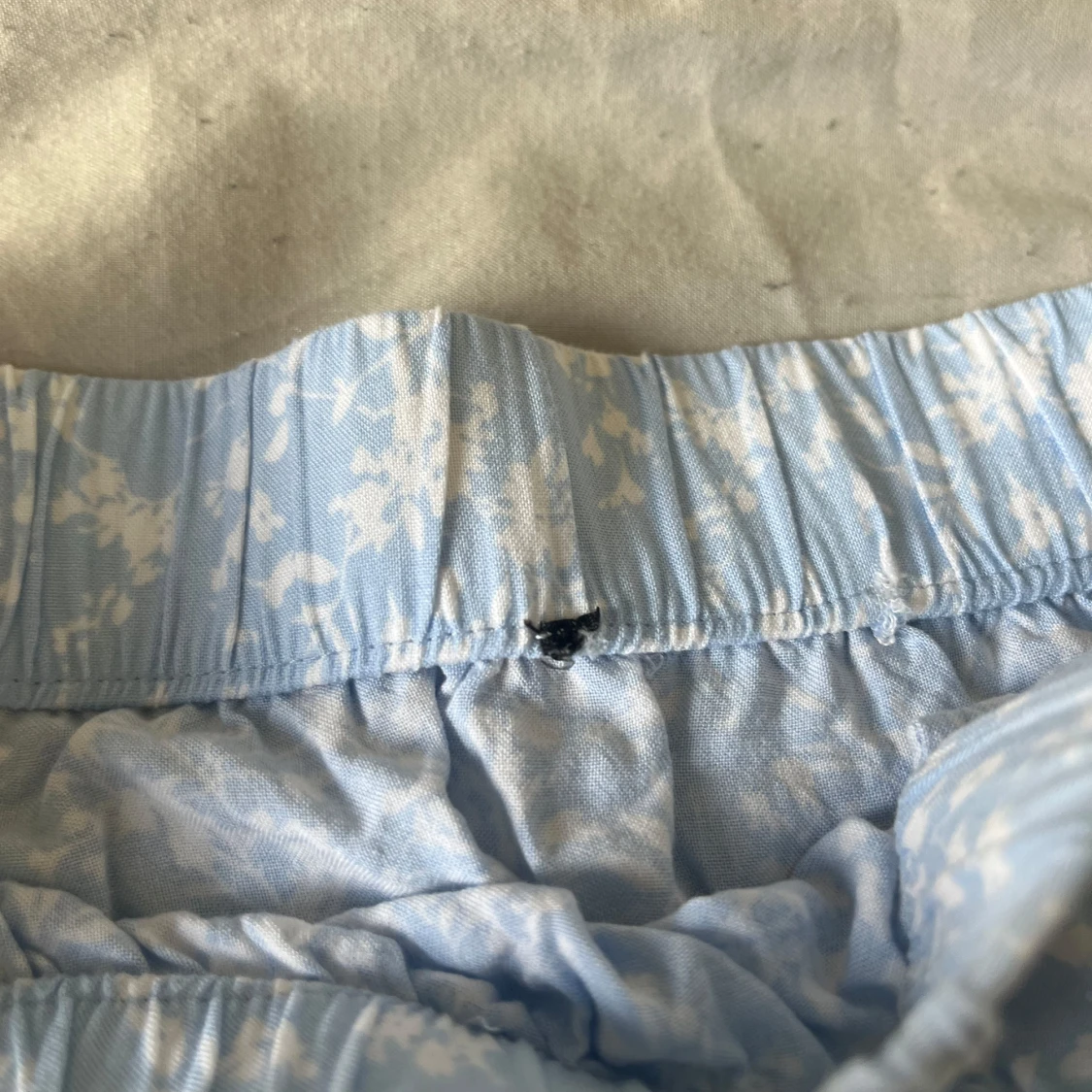 Ljusblå långkjol med blommigt mönster - 2